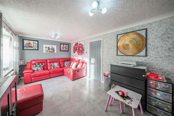 3 Bedroom End Of Terrace House For Sale In Gorsehill, Gateshead, NE9
