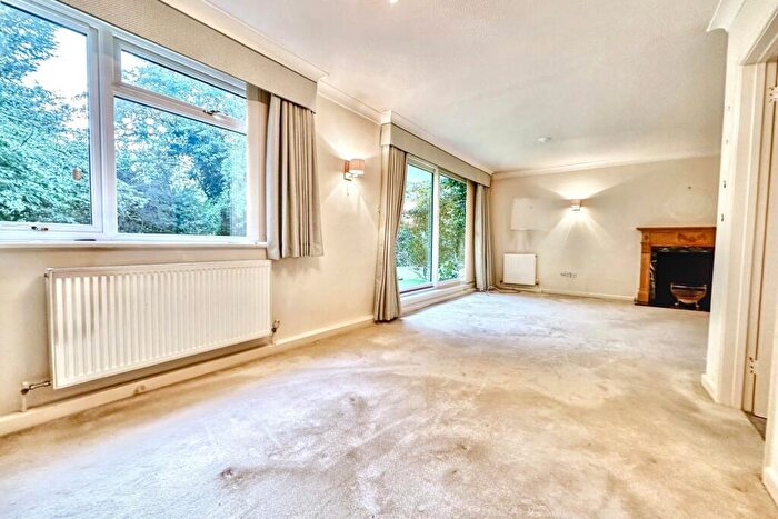 2 Bedroom Flat For Sale In Canford Cliffs, BH13