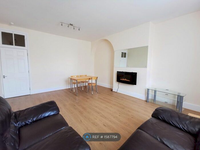 2 Bedroom Flat To Rent In High Street, Camberley, GU15