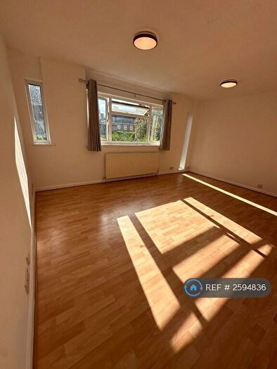 2 Bedroom Flat To Rent In Burhill Grove, Pinner, HA5