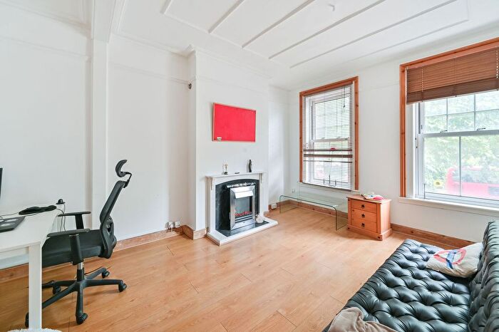 2 Bedroom Flat For Sale In Brixton Hill, London, SW2