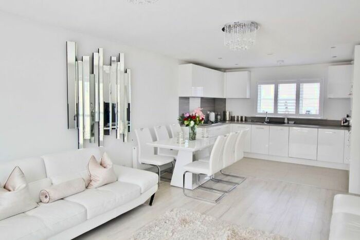 2 Bedroom Flat To Rent In Eden Road, Dunton Green, TN14