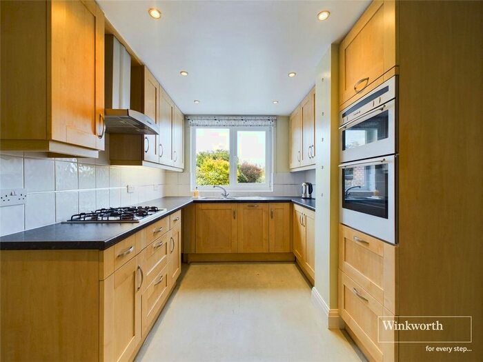 3 Bedroom Detached House To Rent In Salmon Street, London, NW9