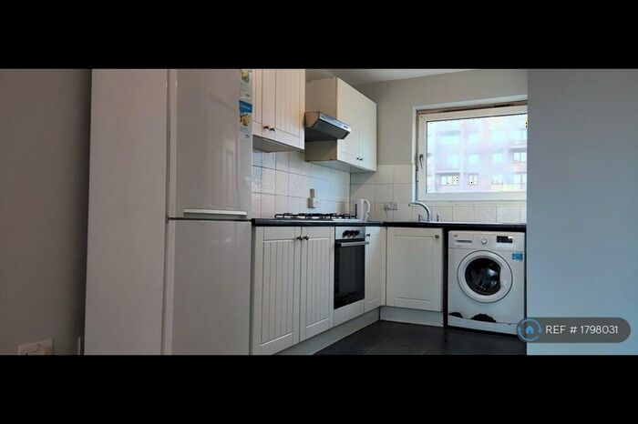 2 Bedroom Flat To Rent In Tomlins Orchard, Barking, IG11