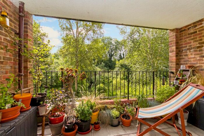 2 Bedroom Flat To Rent In Salters Close, Rickmansworth, WD3