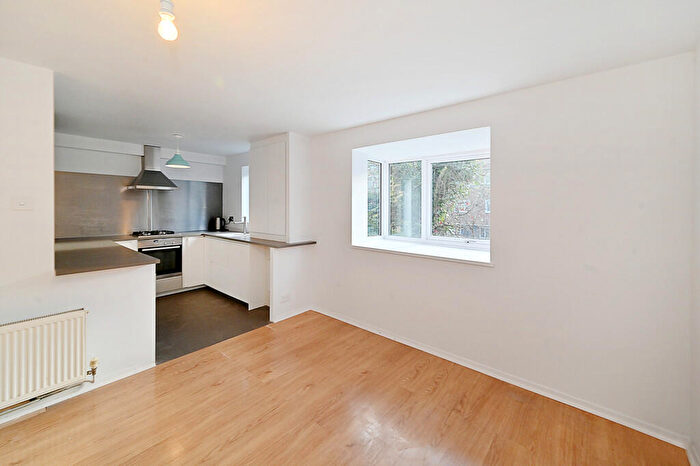 2 Bedroom Apartment To Rent In Regency Court, Park Close, E9