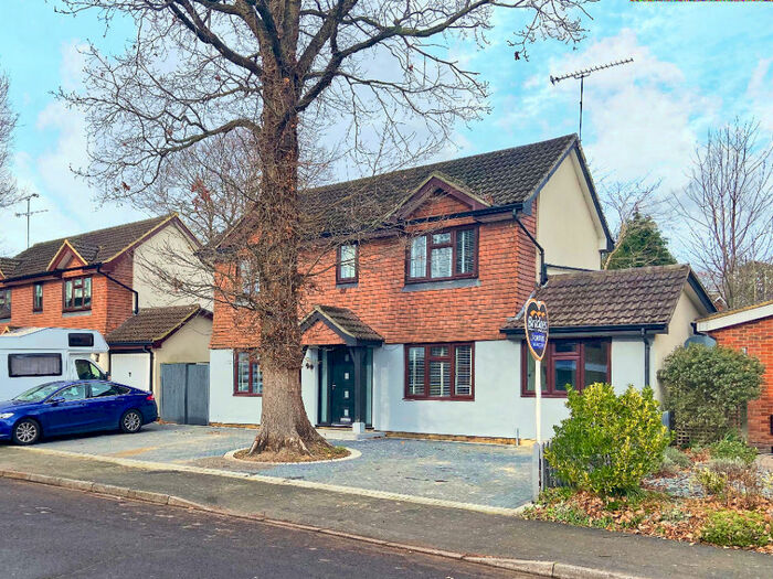 4 Bedroom Detached House To Rent In Nightingale Road, Farnborough, GU14