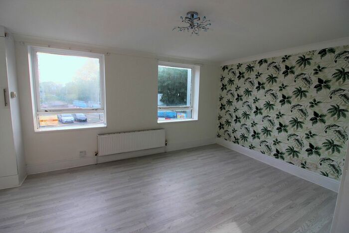 2 Bedroom Flat To Rent In South Street, Romford RM1