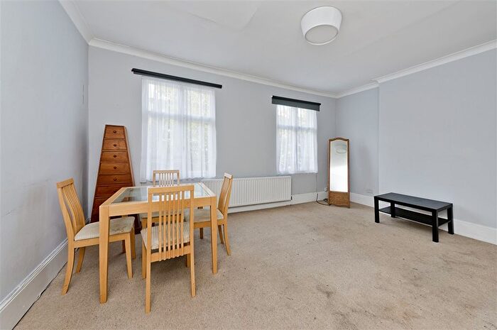 2 Bedroom Flat To Rent In Cathnor Road, London, W12