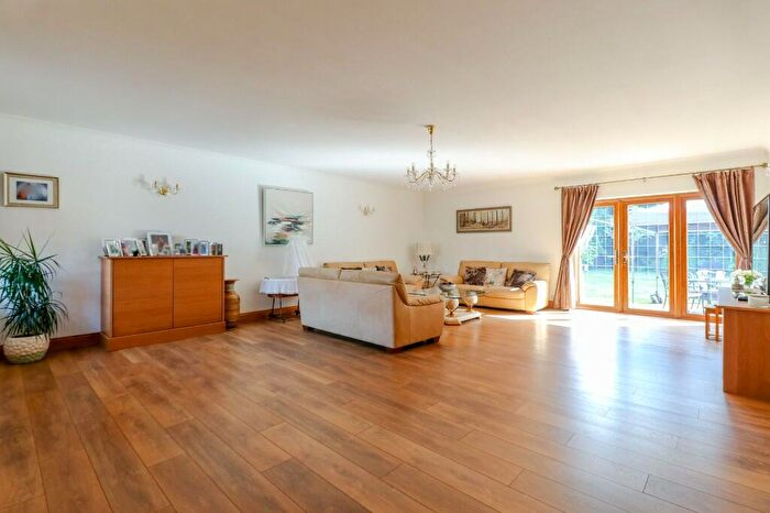 5 Bedroom Detached House For Sale In High Road, Broxbourne, Hertfordshire, EN10