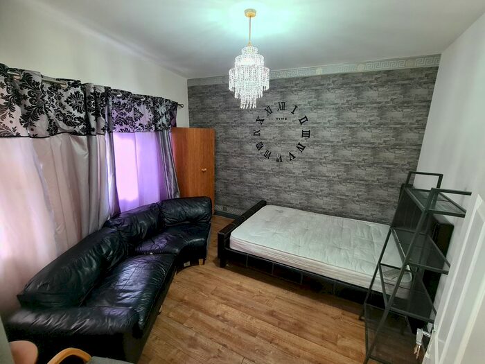 2 Bedroom Flat To Rent In Syon Lane, Isleworth, TW7