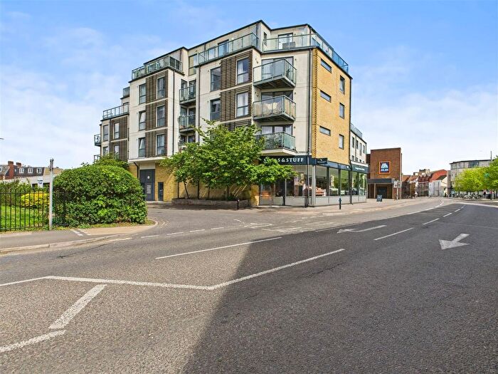 1 Bedroom Flat For Sale In Hepworth Way, Walton-On-Thames, KT12