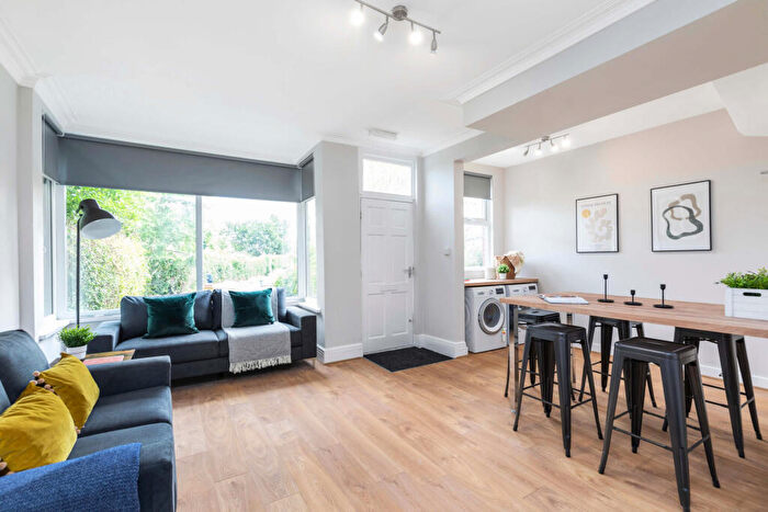 5 Bedroom House To Rent In Beechwood Crescent, Leeds, LS4