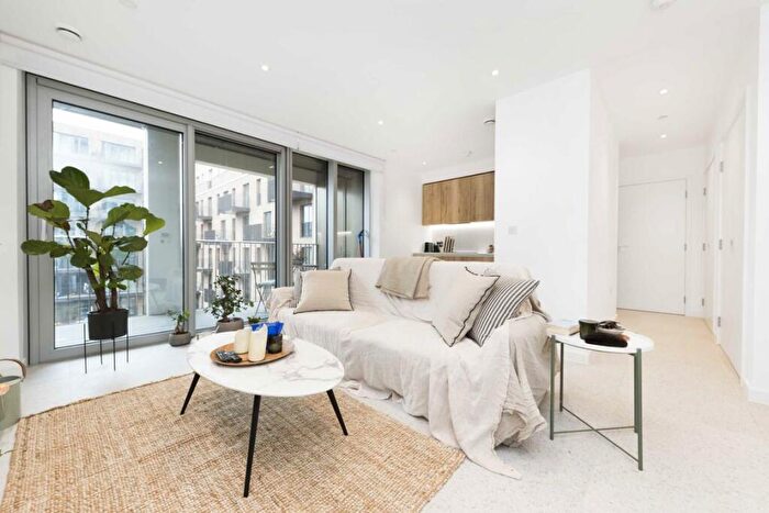 1 Bedroom Flat To Rent In Tapestry Way, Whitechapel, E1