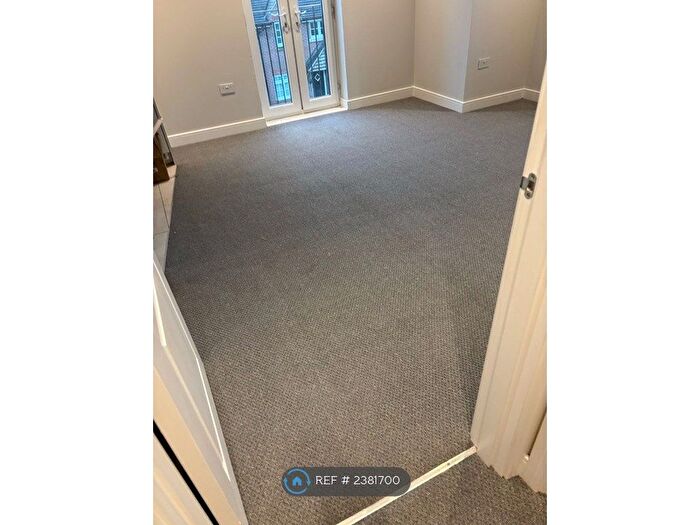 1 Bedroom Flat To Rent In The Square, Loughton, IG10