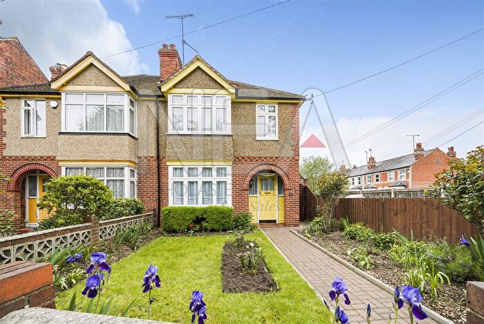 3 Bedroom Semi Detached House To Rent In Gosbrook Road, Caversham, Reading, RG4