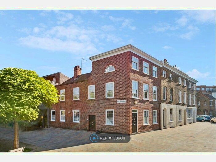 2 Bedroom Flat To Rent In The Polygon, London, SW4