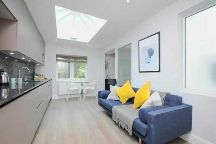 Studio To Rent In Askew Crescent, Shepherds Bush, W12