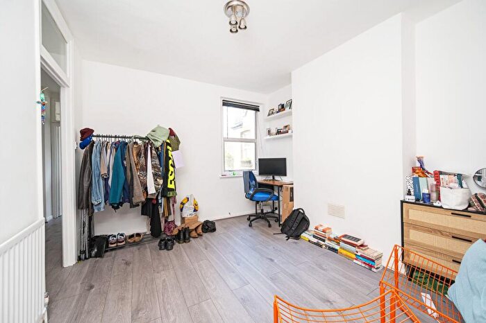 1 Bedroom Flat For Sale In Cavell Street, , Whitechapel, London, E1