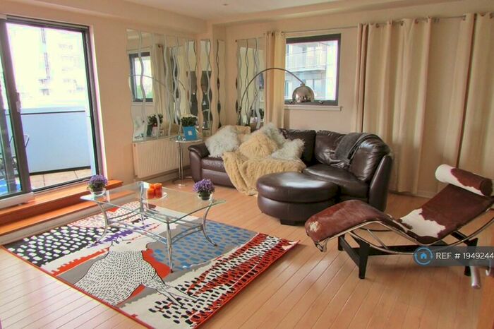 2 Bedroom Flat To Rent In Castlebank Drive, Glasgow, G11