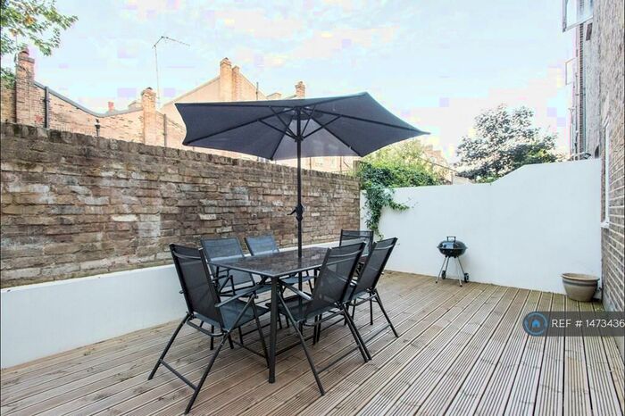 3 Bedroom Flat To Rent In College Place, London, NW1