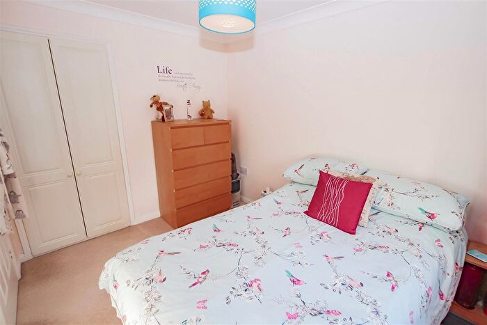 3 Bedroom End Of Terrace House For Sale In Bascombe Grove, Braeburn Park, Crayford, DA1