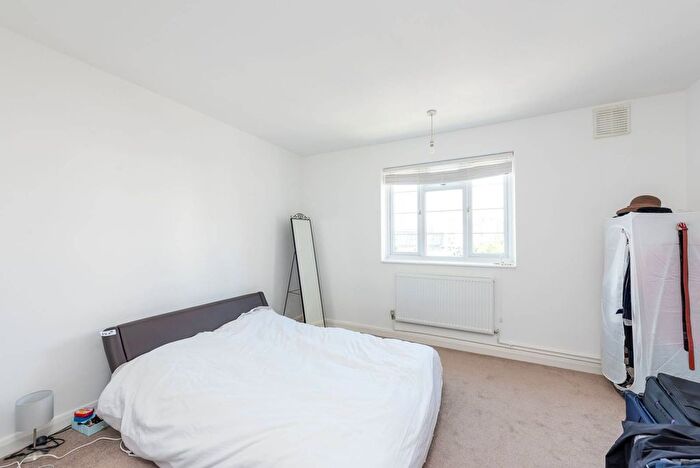 2 Bedroom Flat To Rent In Wandsworth Road, Vauxhall, London, SW8