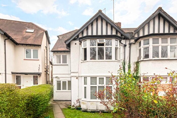 Flat To Rent In Wentworth Road, Golders Green, NW11