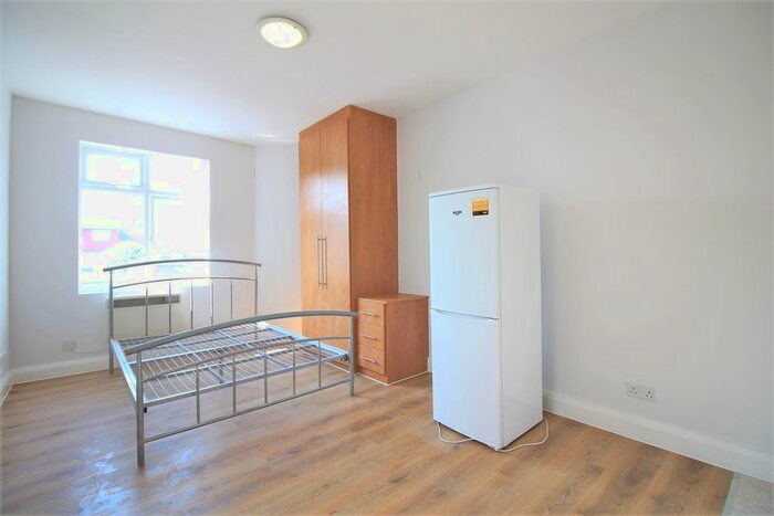Studio To Rent In Heston Road, Heston, TW5