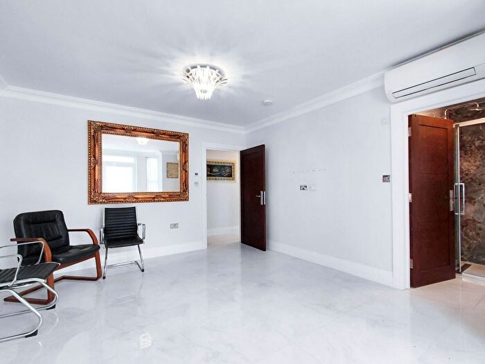2 Bedroom Flat To Rent In The Mall, Ealing London, W5