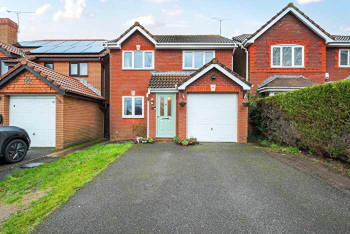 3 Bedroom Detached House For Sale In Alexandra Gardens, Knaphill, Woking, GU21