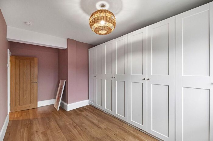 2 Bedroom Flat To Rent In Usk Road, London, SW11