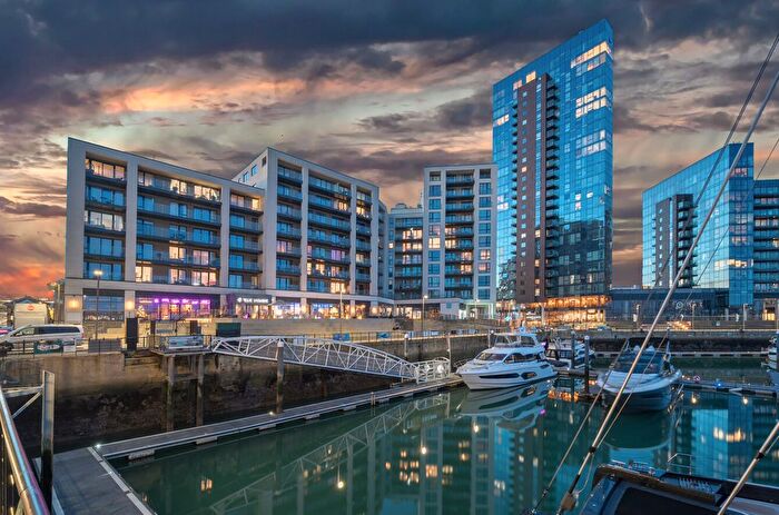 2 Bedroom Flat To Rent In Maritime Walk, Ocean Village, Southampton, Hampshire, SO14