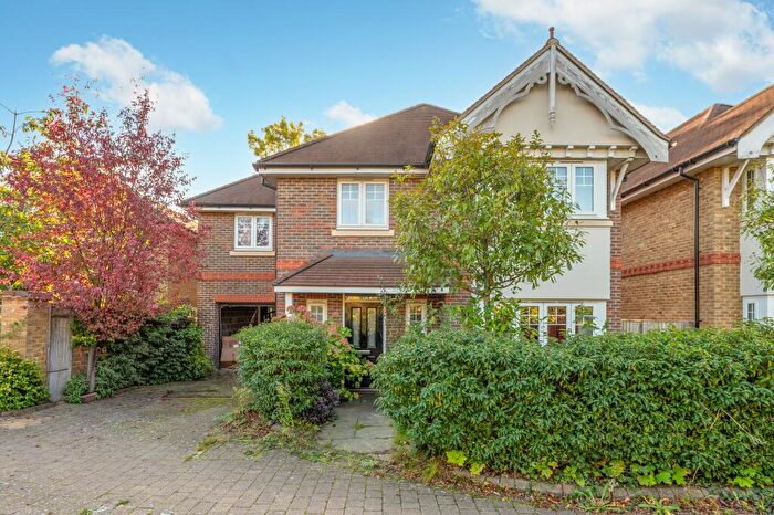 5 Bedroom Semi-Detached House For Sale In Daisy Close, London, NW9