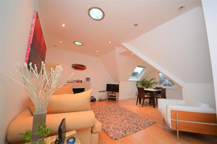 3 Bedroom Flat To Rent In Compayne Gardens, South Hampstead, NW6