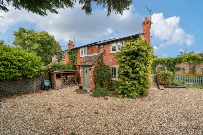 3 Bedroom Cottage For Sale In Bowyers Lane, Moss End, RG42