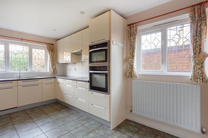 4 Bedroom Detached House For Sale In Nimrod Close, St. Albans, AL4