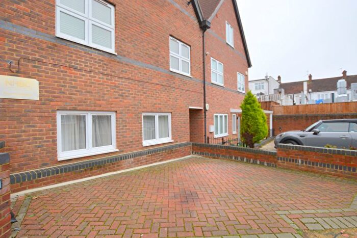 1 Bedroom Flat For Sale In Leeway Close, Hatch End, Pinner, HA5