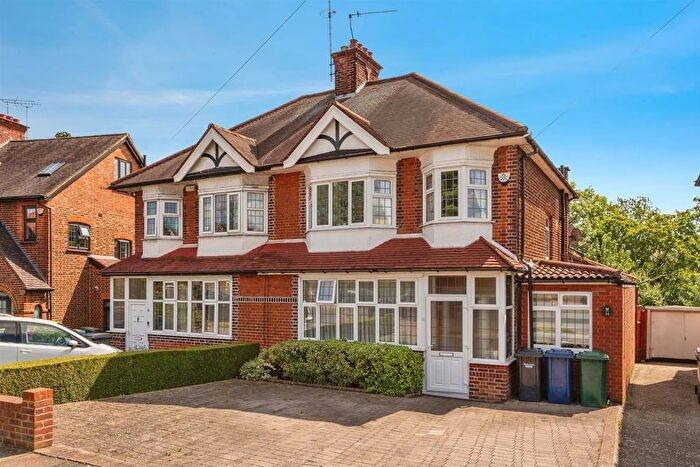 3 Bedroom Semi Detached House For Sale In Chanctonbury Way, Woodside Park, N12