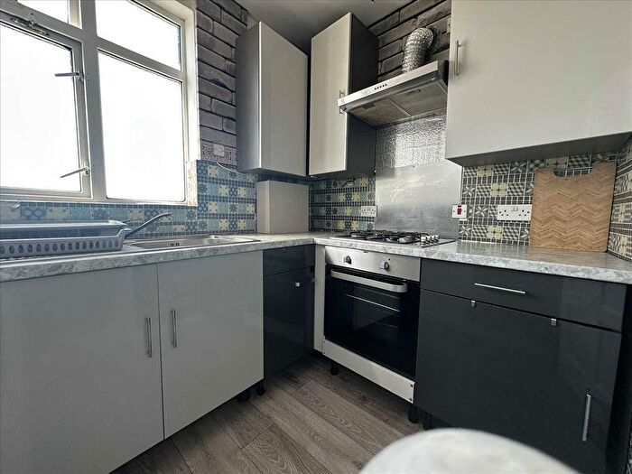 2 Bedroom Flat To Rent In Warwick Parade, Kenton Lane, Harrow, HA3