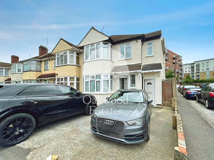 2 Bedroom Maisonette To Rent In Petersfield Avenue, Slough, SL2