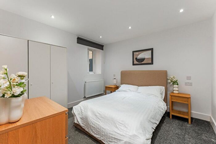 3 Bedroom Flat To Rent In Thurlow Park Road London, SE21