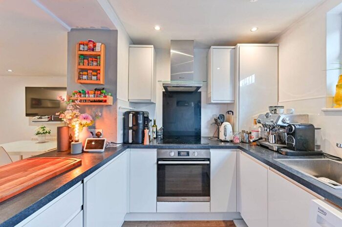 3 Bedroom Flat To Rent In Brixton Road, Brixton, London, SW9