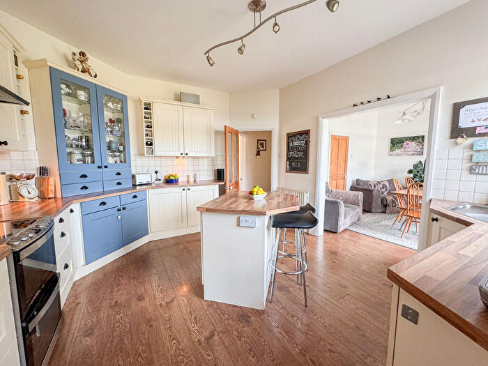 4 Bedroom Semi-Detached House For Sale In Folly Chase, Hockley, SS5