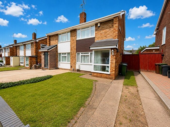 3 Bedroom Semi-Detached House For Sale In Sunningdale, Luton, Bedfordshire, LU2