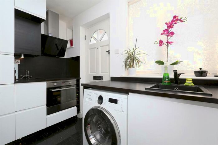 2 Bedroom Flat To Rent In High Road, East Finchley, London, N2