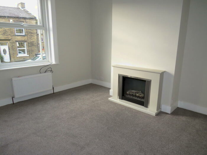 3 Bedroom House To Rent In Emscote Place, Halifax, HX1