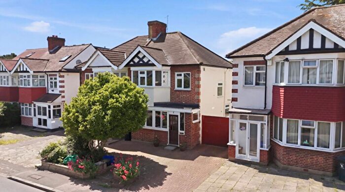 3 Bedroom House For Sale In Colvin Gardens, Wanstead, E11