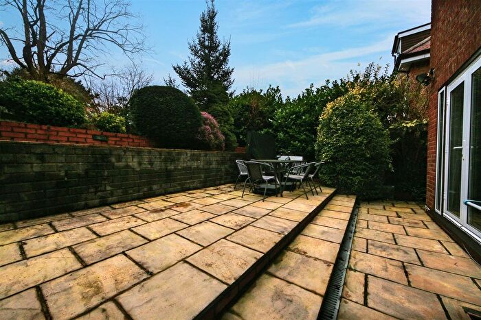 4 Bedroom Detached House For Sale In Craigweil Avenue, Radlett, WD7