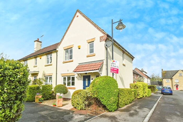 3 Bedroom Semi-Detached House For Sale In Carp Road, Calne, SN11